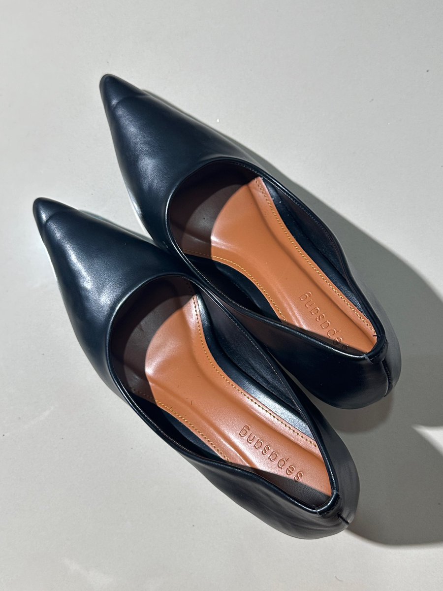 Pertama kalinya beli heels dibawah 200rb tapi pas &amp; cantik BANGET😭🤍

Kaki aku ga lecet, terus engga pegel dipakenya, dan ukurannya pas banget di kaki aku yang ukurannya 40👀