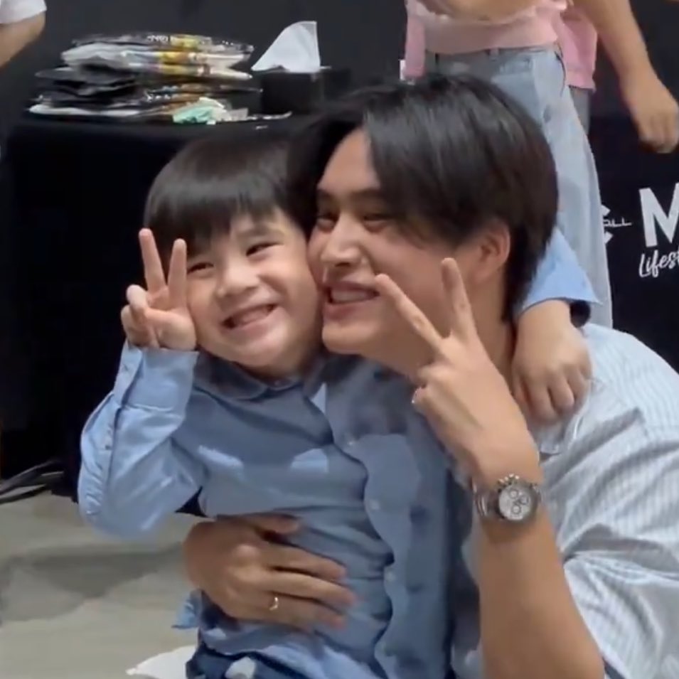 tianxmini's tweet photo. ชอบความแก้มแนบมาก แง น้องทำหัวใจตรงแก้มเจมด้วย น่ารักใจระเบิดอะ 😭🤲🏻💖

cr: m3ltmeltstuff https://t.co/p4mYjw6jEA