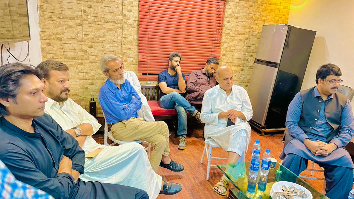 AnisMQM's tweet photo. سینئر مرکزی رہنما ایم کیو ایم (پاکستان) انیس احمد قائمخانی نے سی او سی ممبر ارسلان خان بھائی کی گلشن اقبال میں رہائشگاہ پر ان کے مرحوم والد کے انتقال پر تعزیت اور دعائے مغفرت کی ۔
#MQMPakistan https://t.co/HZKAxCpXhs