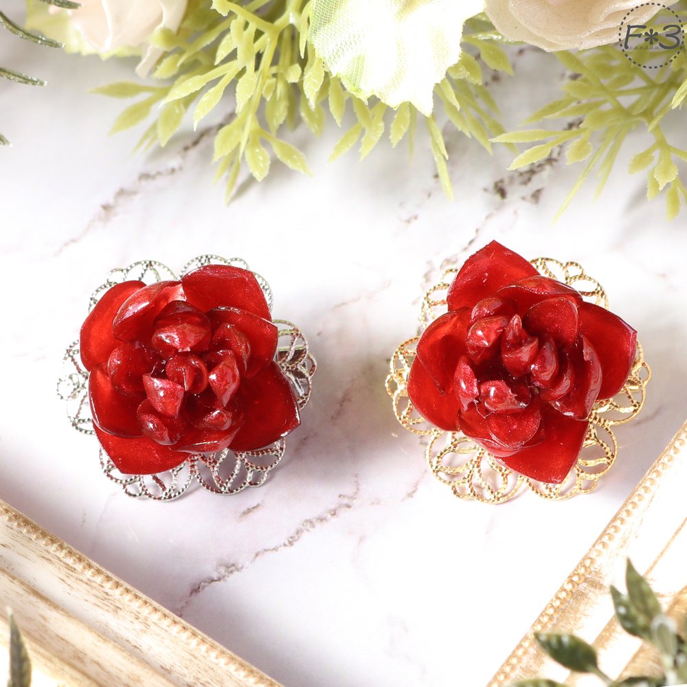 kirin_f_r's tweet photo. 【真紅の薔薇のブローチ】
レジンで作った真っ赤な薔薇のブローチです。薔薇1輪のシンプルなデザインですが、ボリュームがあるので手軽に華やかな印象が出せます。
中央が真紅で花びらの先は少し明るい色目です。
#ハンドメイド #ハンドメイドアクセサリー #レジン #薔薇 #Freedom3 https://t.co/axoTbMwIJ3