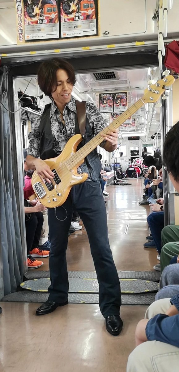eHtVft8Rah4L9Wj's tweet photo. メタルトレイン到着と共にテンション上がりまくり🚃🎶
美しい指さばき😲✨🎸✨
揺れる電車でOPUS1🤘
超絶過ぎる～🎉🎉🎉
#KellySIMONS https://t.co/qXAuFpb66F