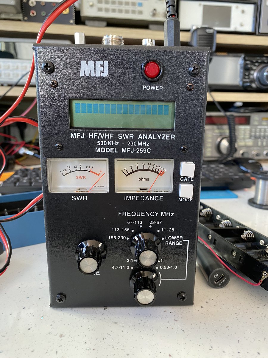 EA7TB's tweet photo. Hoy ha tocado reparar un MFJ-259C. Solo aparecía una línea sin datos y los VMeter a tope.  @uremalaga tiene un nuevo equipo de medida. #MFJ #radioaficionados https://t.co/zn2Ld28Xe7