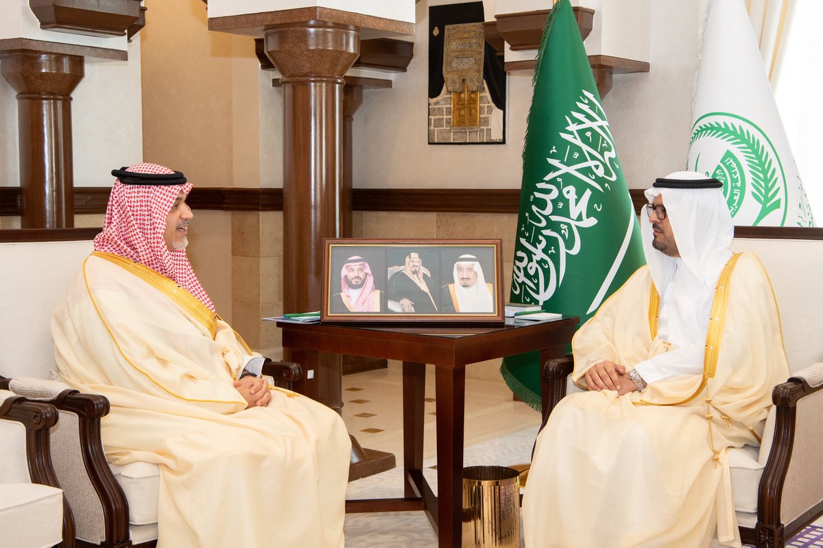 makkahregion's tweet photo. نائب أمير منطقة مكة الأمير
#سعود_بن_مشعل_بن_عبدالعزيز
يستقبل رئيس مجلس إدارة شركة إعمار المدينة الاقتصادية المطور الرئيس لمدينة الملك عبدالله الاقتصادية فهد السيف
..اطّلع سموّه على أحدث التطورات في قطاعي الخدمات اللوجستية والصناعية بالمدينة، والتي تضم:
•(ميناء الملك عبدالله) ثاني أكبر ميناء لمناولة الحاويات في المملكة بقدرة استيعابية تصل إلى 5 ملايين حاوية قياسية
•(الوادي الصناعي) والذي نجح في استقطاب 120 شركة وطنية وعالمية