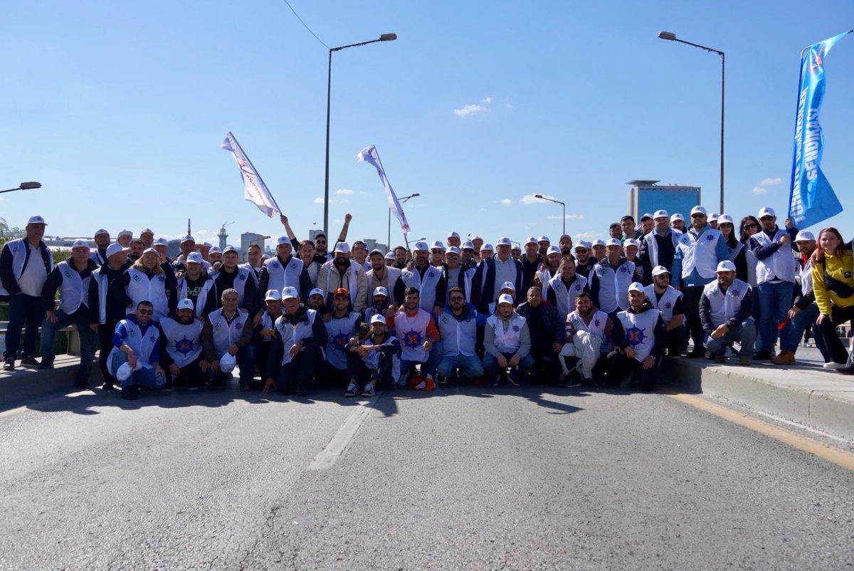 turkdenizis's tweet photo. Onbinler olduk, Ankara'ya geldik ve taleplerimizi Tandoğan Meydanı'nda bir kez daha haykırdık. 
Adaletsiz vergi sistemine, düşük ücretlere, TUİK’in gerçek dışı enflasyon verilerine ve kamu işyerlerindeki ücret dengesizliğine karşı sesimizi yükselttik. 
Açlığa ve yoksulluğa mahkum değiliz; satın alma gücümüzün erimesine, emeğimizin yok sayılmasına izin vermeyeceğiz!
#zordayizgecinemiyoruz