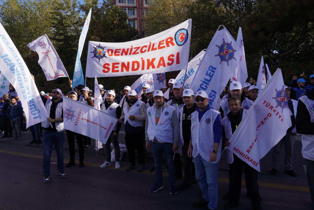 turkdenizis's tweet photo. Onbinler olduk, Ankara'ya geldik ve taleplerimizi Tandoğan Meydanı'nda bir kez daha haykırdık. 
Adaletsiz vergi sistemine, düşük ücretlere, TUİK’in gerçek dışı enflasyon verilerine ve kamu işyerlerindeki ücret dengesizliğine karşı sesimizi yükselttik. 
Açlığa ve yoksulluğa mahkum değiliz; satın alma gücümüzün erimesine, emeğimizin yok sayılmasına izin vermeyeceğiz!
#zordayizgecinemiyoruz