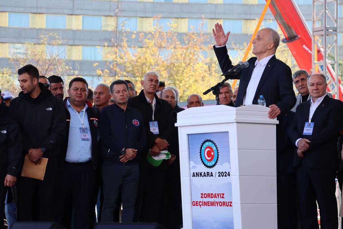 turkdenizis's tweet photo. Onbinler olduk, Ankara'ya geldik ve taleplerimizi Tandoğan Meydanı'nda bir kez daha haykırdık. 
Adaletsiz vergi sistemine, düşük ücretlere, TUİK’in gerçek dışı enflasyon verilerine ve kamu işyerlerindeki ücret dengesizliğine karşı sesimizi yükselttik. 
Açlığa ve yoksulluğa mahkum değiliz; satın alma gücümüzün erimesine, emeğimizin yok sayılmasına izin vermeyeceğiz!
#zordayizgecinemiyoruz