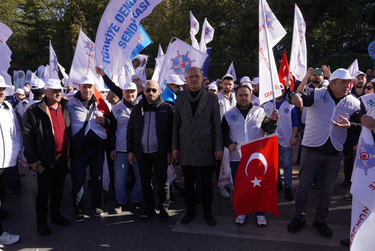 turkdenizis's tweet photo. Onbinler olduk, Ankara'ya geldik ve taleplerimizi Tandoğan Meydanı'nda bir kez daha haykırdık. 
Adaletsiz vergi sistemine, düşük ücretlere, TUİK’in gerçek dışı enflasyon verilerine ve kamu işyerlerindeki ücret dengesizliğine karşı sesimizi yükselttik. 
Açlığa ve yoksulluğa mahkum değiliz; satın alma gücümüzün erimesine, emeğimizin yok sayılmasına izin vermeyeceğiz!
#zordayizgecinemiyoruz