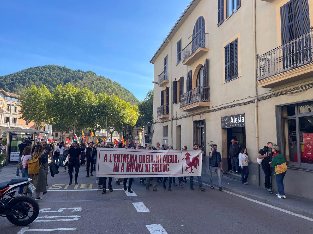 Una manifestació contra l'extrema dreta recorre Ripoll i denuncia el govern d'Aliança Catalana 3cat.cat/324/una-manife…