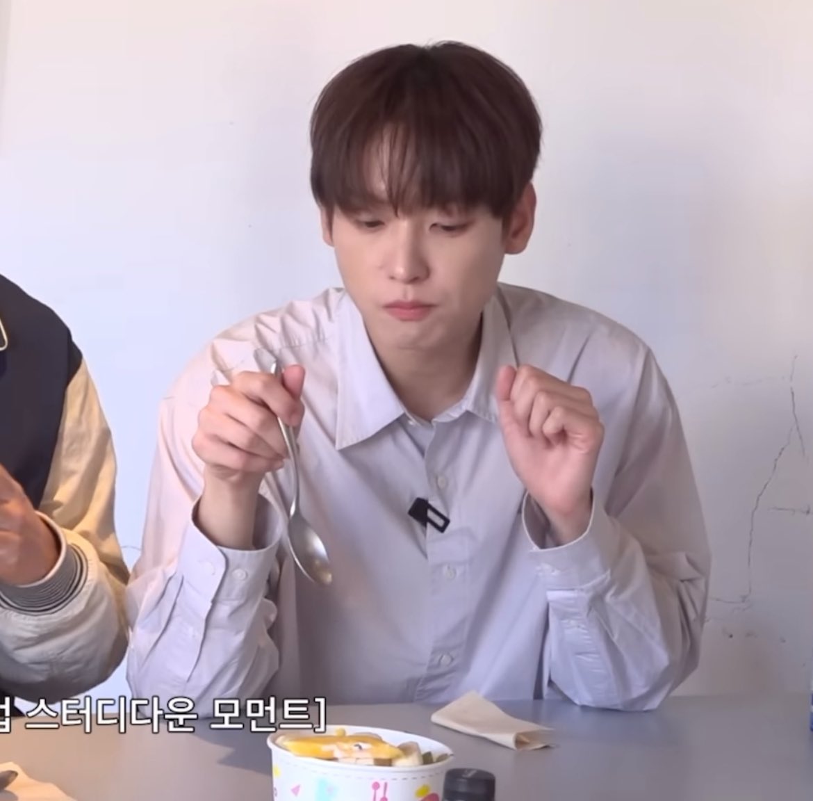 dlstjddltkfkd's tweet photo. 우리 인성
초코쉘 뭔지 몰라서 두바이초콜렛인가? 이러는남자인데
먹을때완전고양이처럼 주먹쥐고머금 🐱✊ .. ♡ https://t.co/CEje80nN78