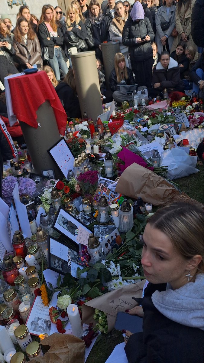 PaulaStylinson_'s tweet photo. Zdjęcia z memorialu dla Liama Warszawa #LightsForLiamWarsaw #LightsforLiam #Liam_Payne_body https://t.co/uv3tQbkyJ3
