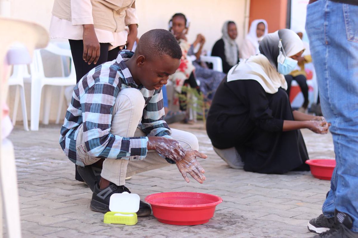 UnicefLibya's tweet photo. 🌍🖐️ Global Handwashing Day in Kufra 

On #GlobalHandwashingDay , UNICEF w/ @futuremakers_LY raised awareness about the importance of hand hygiene in preventing the spread of diseases to 4️⃣3️⃣ #children and 2️⃣9️⃣ parents by distributing hygiene kits and promoting proper handwashing 🧼👐

 #ForEveryChild