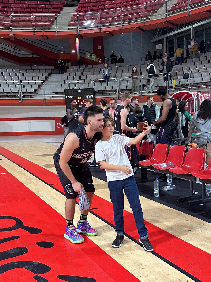CirculoGijon's tweet photo. 💥¡DÍA INIGUALABLE EN EL PALACIO!💥
📸¡Aquí os dejamos un montón de imágenes del partido de ayer!👏
🏆¡Esta victoria va para nuestro delegado @chema6127 que por problemas de salud no pudo asistir al partido, TE ESPERAMOS CHEMAAAA A RECUPERARSE!💪🩷
#somoscirculo #vamoscirculo https://t.co/WgkNGN8kjc