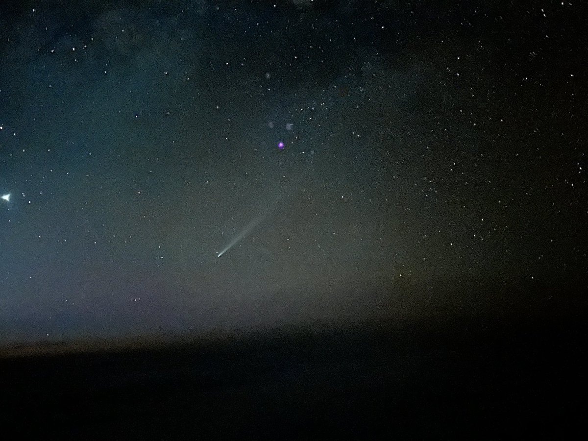 alfeejee's tweet photo. Got to witness this comet ☄️ , however faint in the evening southern hemisphere skies at 37,000 feet on the way to Sydney. #SkyWalk2 #comet2023tsuchinshanatlas #CometATLAS #Avgeek #Astronomy #FijiAirways #ChasingSunsets🌅 #ChasingComets☄️ https://t.co/Q9Itk1qE15