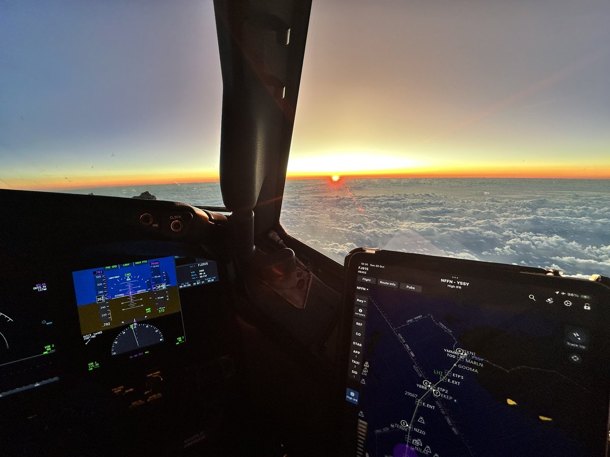 alfeejee's tweet photo. Got to witness this comet ☄️ , however faint in the evening southern hemisphere skies at 37,000 feet on the way to Sydney. #SkyWalk2 #comet2023tsuchinshanatlas #CometATLAS #Avgeek #Astronomy #FijiAirways #ChasingSunsets🌅 #ChasingComets☄️ https://t.co/Q9Itk1qE15