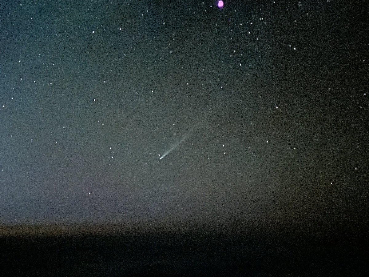 alfeejee's tweet photo. Got to witness this comet ☄️ , however faint in the evening southern hemisphere skies at 37,000 feet on the way to Sydney. #SkyWalk2 #comet2023tsuchinshanatlas #CometATLAS #Avgeek #Astronomy #FijiAirways #ChasingSunsets🌅 #ChasingComets☄️ https://t.co/Q9Itk1qE15