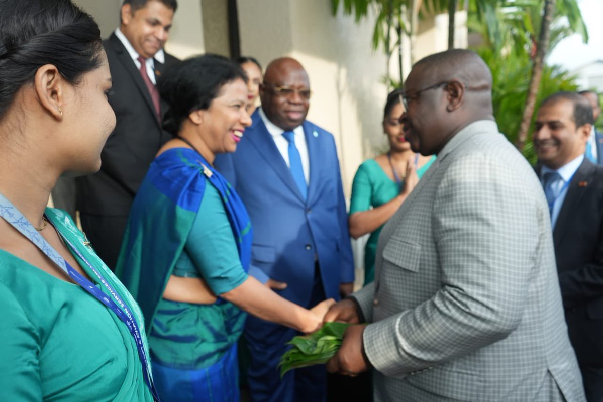 MFA_SriLanka's tweet photo. President of Sierra Leone Dr. Julius Maada Bio @PresidentBio who is on a private visit to Sri Lanka while in transit was received by Senior Officials of @MFA_SriLanka at the BIA, this evening.

#DiplomacyLK #lka 
🇱🇰🇸🇱 https://t.co/IeHoUEijPB