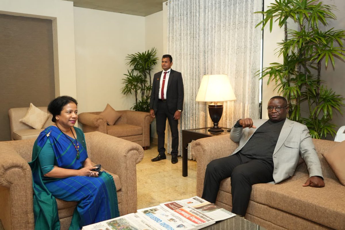 MFA_SriLanka's tweet photo. President of Sierra Leone Dr. Julius Maada Bio @PresidentBio who is on a private visit to Sri Lanka while in transit was received by Senior Officials of @MFA_SriLanka at the BIA, this evening.

#DiplomacyLK #lka 
🇱🇰🇸🇱 https://t.co/IeHoUEijPB