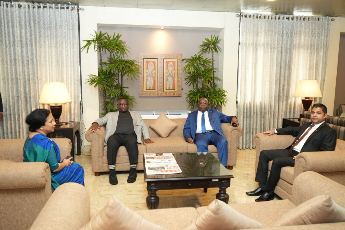 MFA_SriLanka's tweet photo. President of Sierra Leone Dr. Julius Maada Bio @PresidentBio who is on a private visit to Sri Lanka while in transit was received by Senior Officials of @MFA_SriLanka at the BIA, this evening.

#DiplomacyLK #lka 
🇱🇰🇸🇱 https://t.co/IeHoUEijPB