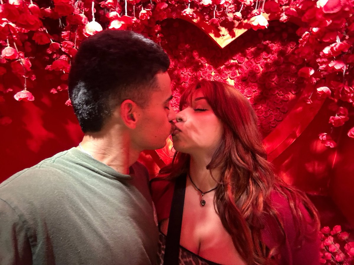 jorgeez_'s tweet photo. I love my beautiful girlfriend so much ❤️ https://t.co/xMrW3qj949