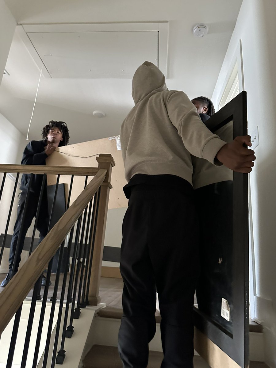 CoachWillisHHS's tweet photo. I am so thankful for @charlehustle2 @jaqarismith11 @devdriver2025 @Tim3Griffin0 &amp; Tarik Crumpton for helping me move into my new home yesterday! Tiger Pride🐯 https://t.co/Aeh1rqDIqj