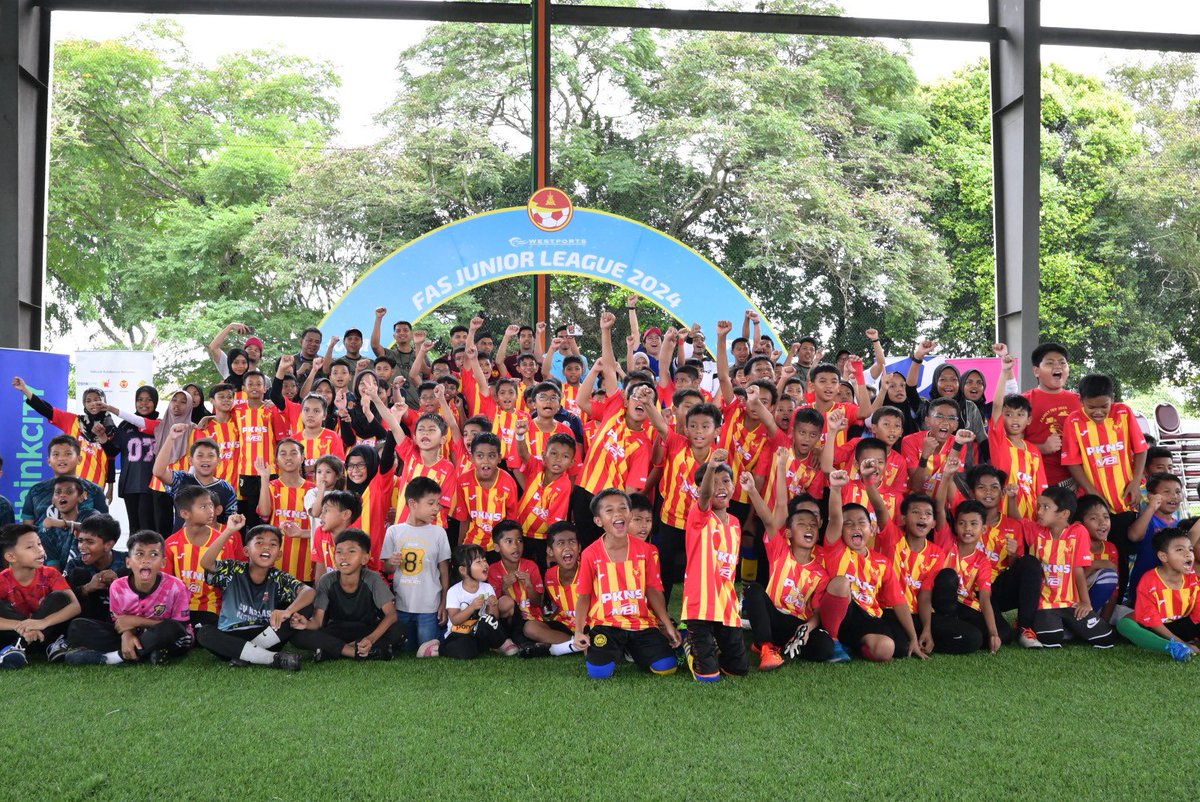 padangbolasepak's tweet photo. We promised a big day for the communities, and a big day it was!

Starstruck by the training centre, special drills, new kits, and a visit from FAS ambassadors who’ve become like guardians to them! 🤝🏼

A day we hope will live forever in the kids’ hearts and souls.🏆

#K2KJuara https://t.co/A7xHnmBpI1