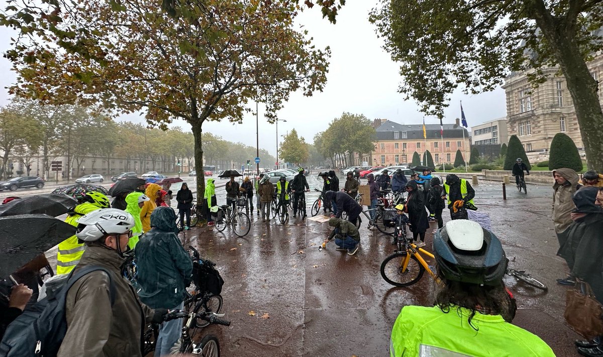 VeloVersailles's tweet photo. Plus de 40 personnes étaient réunies devant l'Hôtel de Ville de Versailles ce samedi en hommage à #PaulVarry , cycliste écrasé par un automobiliste à Paris.
🕊️🖤

Personne ne devrait risquer sa vie à vélo.

Pensées à ses proches et à sa famille.

#StopViolenceMotorisée https://t.co/TNWjCka5kC