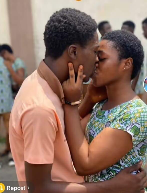 Instead of learning, this is what Kumasi High School students were doing, y3 de wei gye NSMQ