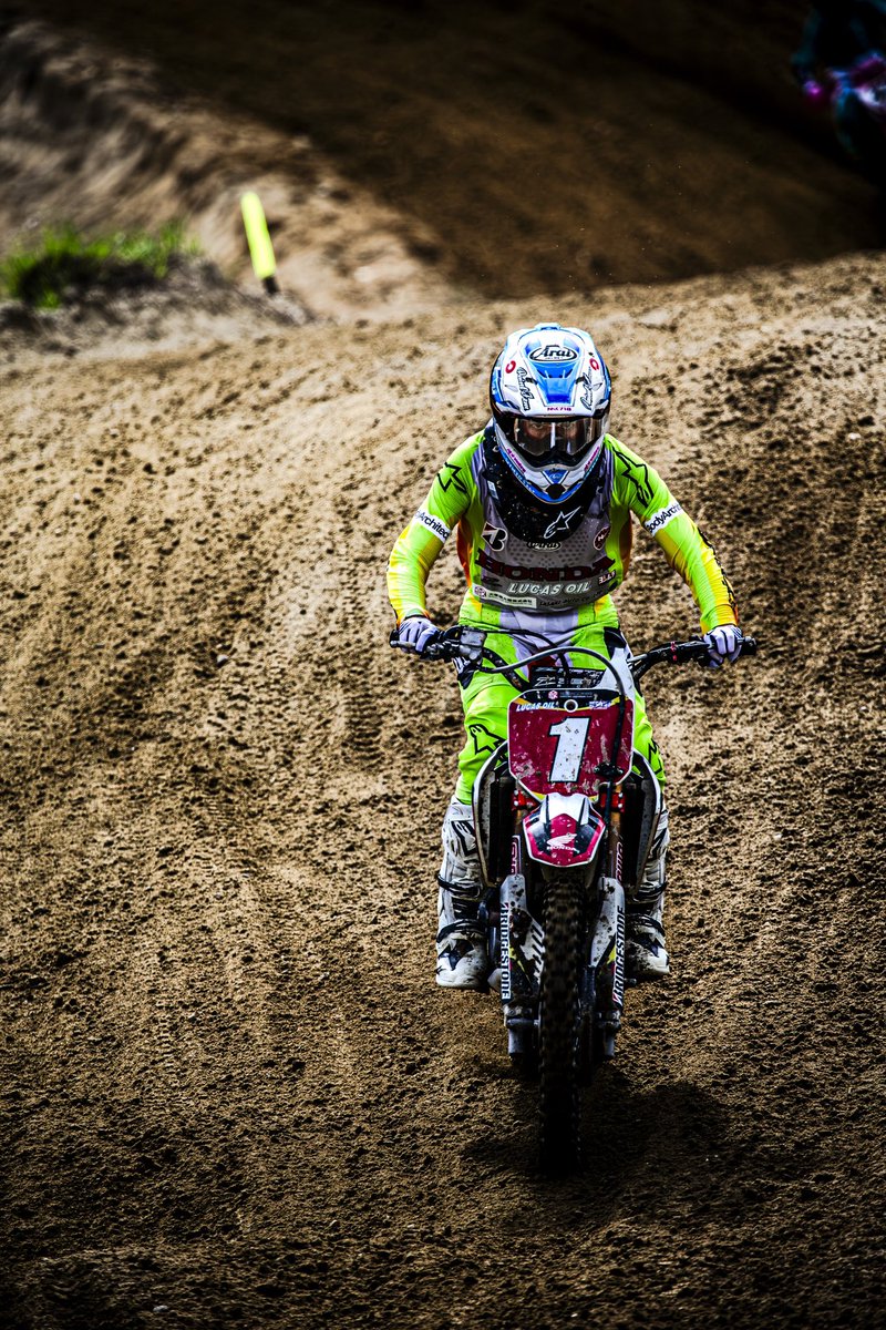 suzuka8taiQ's tweet image. 同ポイントで迎えた最終戦を制してのチャンピオン獲得おめでとうございます🍾㊗️

#全日本モトクロス選手権 
#LMX
#川井麻央選手