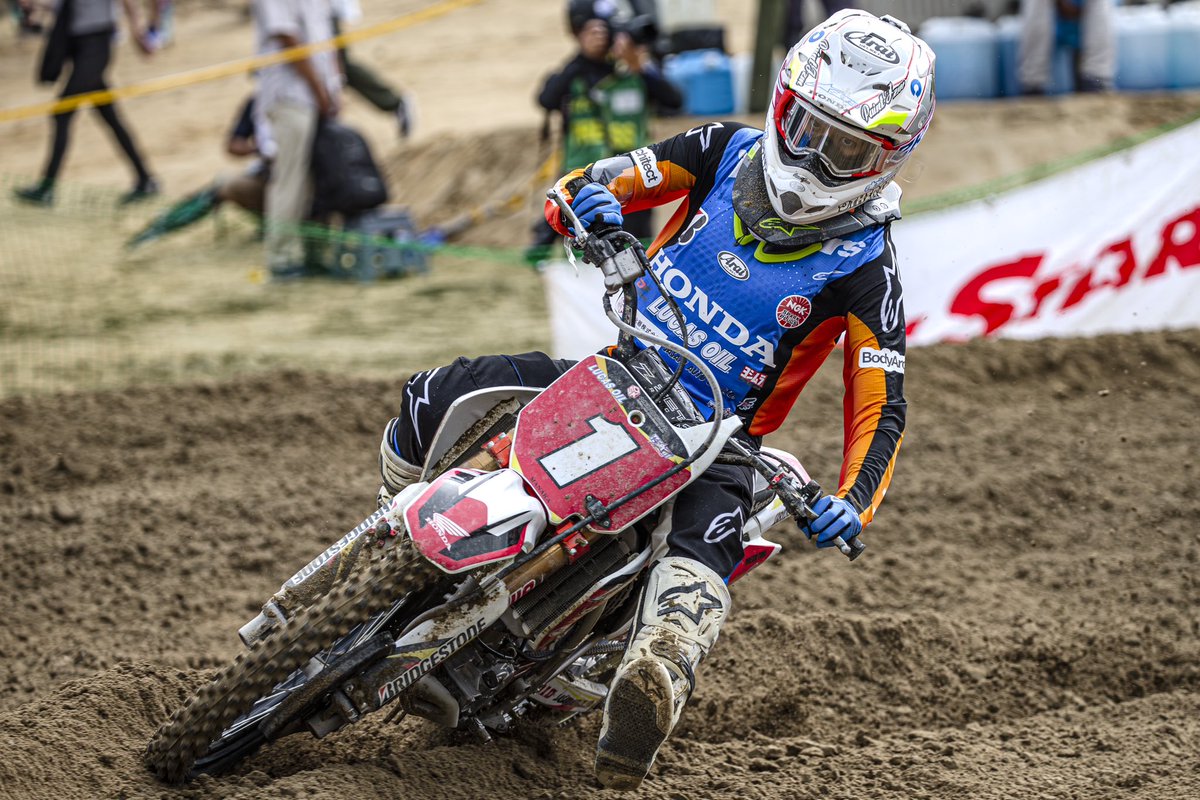 suzuka8taiQ's tweet image. 同ポイントで迎えた最終戦を制してのチャンピオン獲得おめでとうございます🍾㊗️

#全日本モトクロス選手権 
#LMX
#川井麻央選手