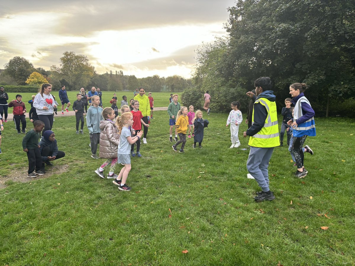 dartfordjpr's tweet photo. 🍁 definitely an Autumnal atmosphere for our 26 juniors

Lovely to welcome first timers Frankie, Rani and William - hopefully we’ll see you back soon 

A big high five to our 20 volunteers - including @DofE student Arshwin who did a brilliant warm up

#loveparkrun https://t.co/OBTeb4FQFc