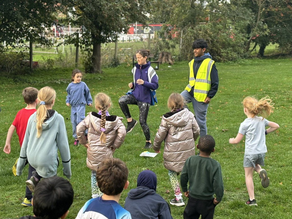 dartfordjpr's tweet photo. 🍁 definitely an Autumnal atmosphere for our 26 juniors

Lovely to welcome first timers Frankie, Rani and William - hopefully we’ll see you back soon 

A big high five to our 20 volunteers - including @DofE student Arshwin who did a brilliant warm up

#loveparkrun https://t.co/OBTeb4FQFc