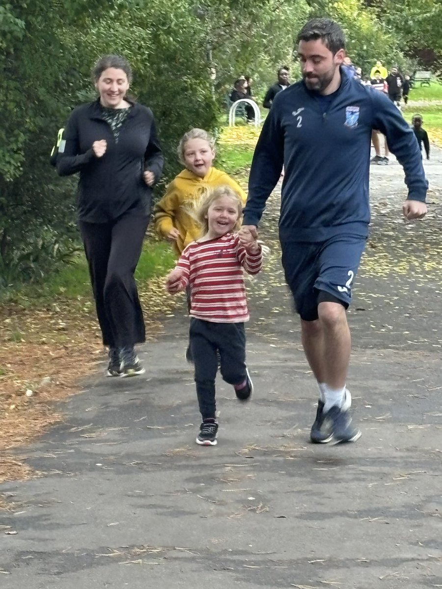 🍁 definitely an Autumnal atmosphere for our 26 juniors

Lovely to welcome first timers Frankie, Rani and William - hopefully we’ll see you back soon 

A big high five to our 20 volunteers - including <a href="/DofE/">The Duke of Edinburgh’s Award</a> student Arshwin who did a brilliant warm up

#loveparkrun