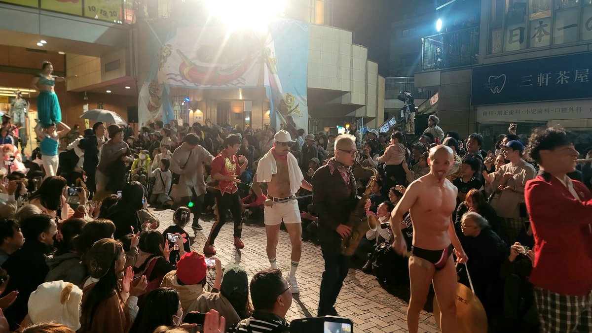 jul_aelen's tweet photo. I went to the Arts Festival in Sangenjaya (三軒茶屋 大道芸) again.
The night parade was the absolute best!
Truly a modern hyakki yakkou (parade of supernatural creatures), except now instead of demons, you have steampunk birds, elephant puppets, bubbles and Freddie Mercury. https://t.co/wyZV9aot2j