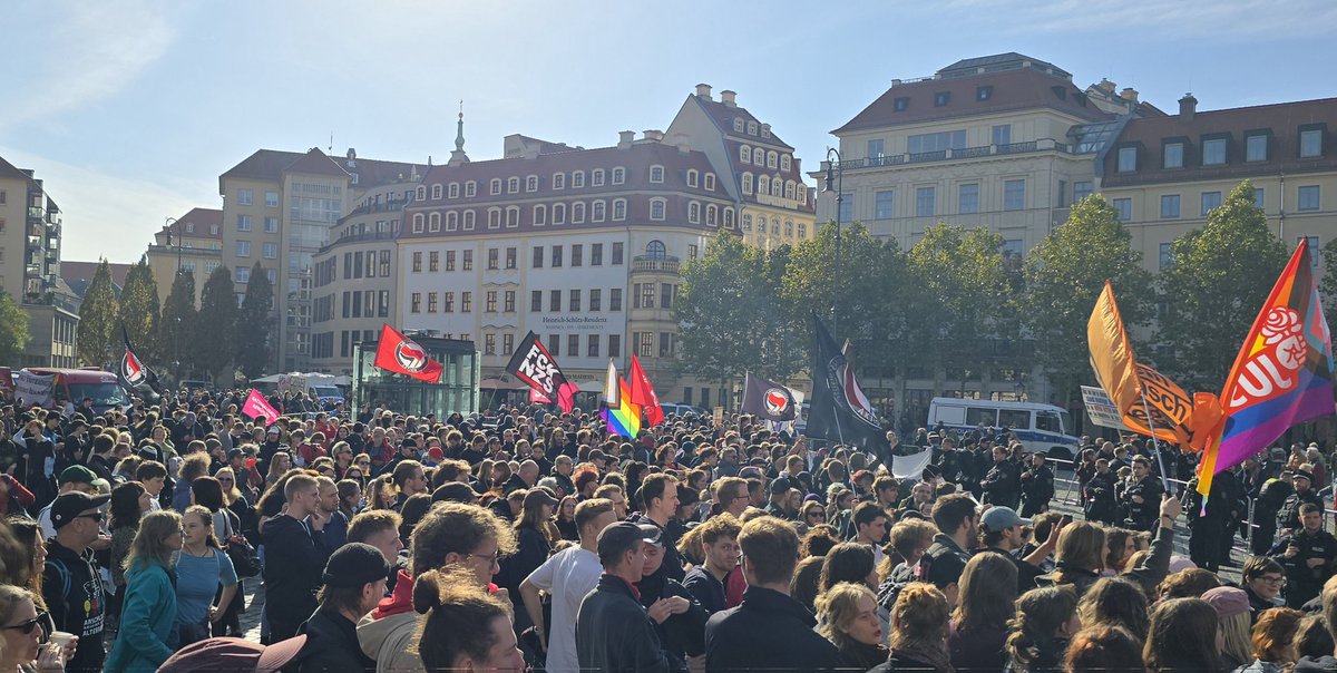 #Pegida macht Schluß und das wird höchste Zeit. Auch wir sagen heute von ganzem Herzen: Verschwindet und kommt #niewieder zurück!
#dd2010 #FckNzs