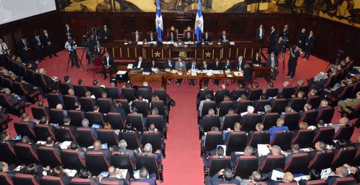 DrCastroM's tweet photo. El poder legislativo supeditado al poder ejecutivo y de espaldas al “soberano”, revela no solo una crisis profunda de representatividad, sino también una crisis de la democracia en la República Dominicana. https://t.co/3fj6dDhDd6