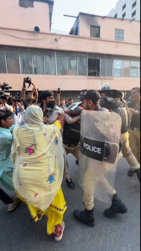 SammiBaluch's tweet photo. کل بلوچ یکجتی کمیٹی کی کال کے بعد آج ہونے والے احتجاج کو روکنے کے لیے پریس کلب کراچی کو سیل کردیا گیا ہے پریس کلب تک جانے والے تمام سڑکوں کو بند کیا گیا ہے باقی بی وائی سی کے علاوہ جن جن کو احتجاج کرنا ہے انکے احتجاج بغیر روکاٹ کے جاری ہیں ہمارے احتجاج کا مقصد بلوچ نوجوانوں کی جبری گمشدگیوں میں شدت کے خلاف اپنا احتجاج ریکارڈ کرانا ہے 
ایک طرف پیپلز پارٹی کے رہنما عالمی فورمز اور میڈیا کے سامنے انسانی حقوق پر بڑے بڑے لیکچر دیتے ہیں مگر انسانی حقوق کی پامالیوں میں بھی آگے نظر اتے ہیں 
پرامن احتجاج ہر شہری کا حق ہے اور یہ حق صرف بلوچوں اور پشتونوں سے چھین لیا گیا ہے۔
