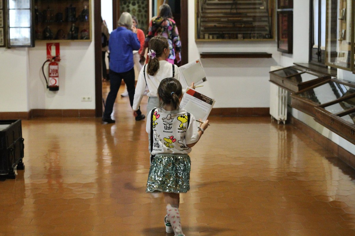 MuseuFMares's tweet image. El Pati és ple d'artistes  de totes les edats fent els seus #dibuixos 🎨

🧐🖌️Prèviament, els participants escullen d'entre els milers d'objectes del Gabinet del col·leccionista quin inspirarà la seva creació.

#BarcelonaDibuixa #diumenge #art #família