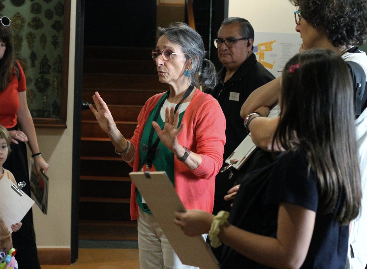 MuseuFMares's tweet image. El Pati és ple d'artistes  de totes les edats fent els seus #dibuixos 🎨

🧐🖌️Prèviament, els participants escullen d'entre els milers d'objectes del Gabinet del col·leccionista quin inspirarà la seva creació.

#BarcelonaDibuixa #diumenge #art #família