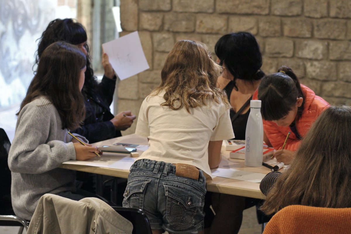 MuseuFMares's tweet image. El Pati és ple d'artistes  de totes les edats fent els seus #dibuixos 🎨

🧐🖌️Prèviament, els participants escullen d'entre els milers d'objectes del Gabinet del col·leccionista quin inspirarà la seva creació.

#BarcelonaDibuixa #diumenge #art #família