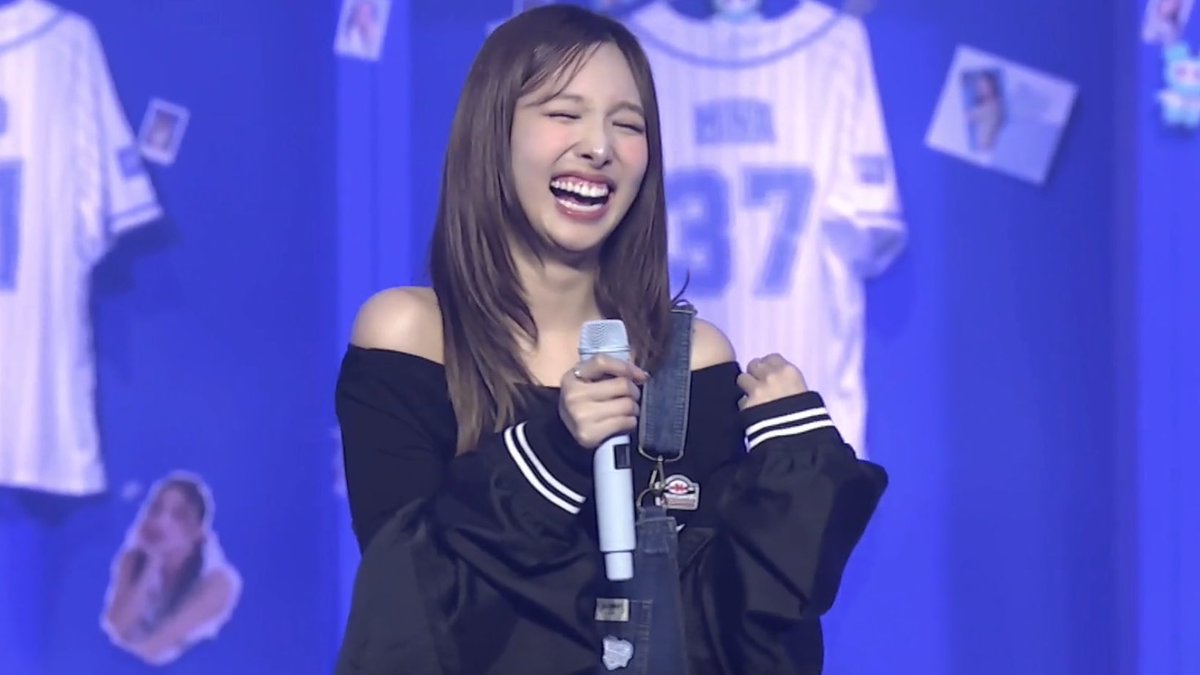 imnayeonarchive's tweet photo. HER SMILE IS EVERYTHING https://t.co/lcCSsZxgpB