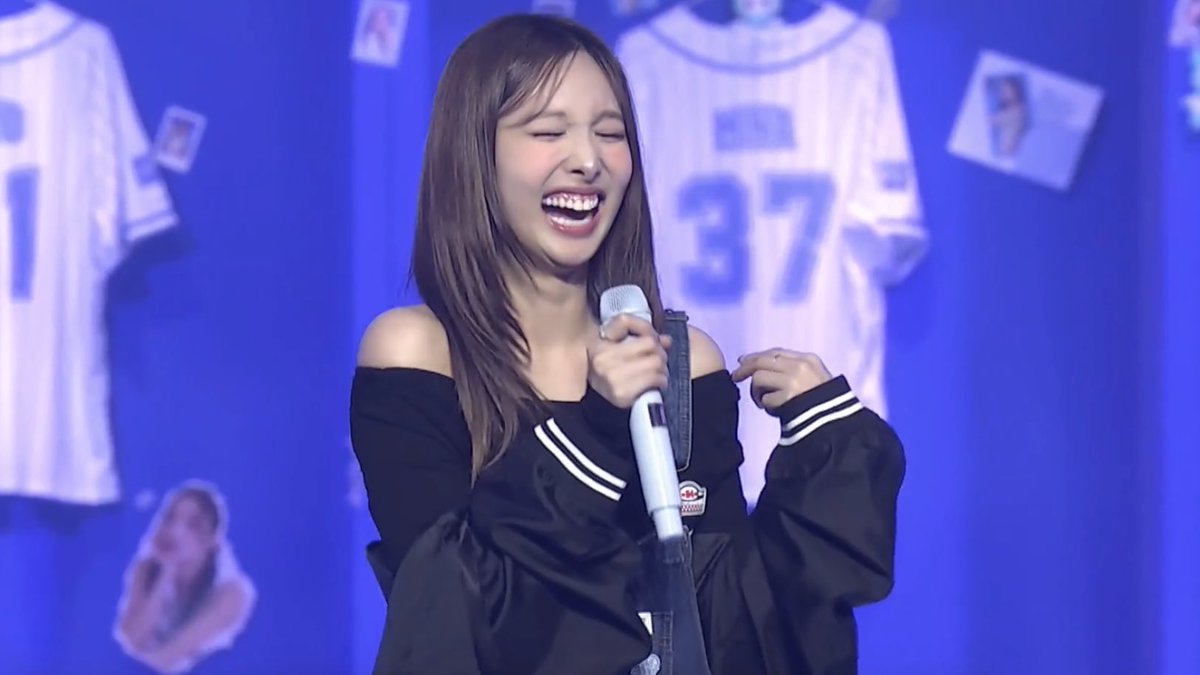 imnayeonarchive's tweet photo. HER SMILE IS EVERYTHING https://t.co/lcCSsZxgpB