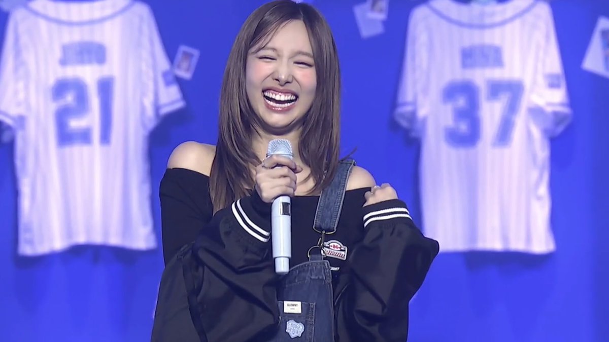 imnayeonarchive's tweet photo. HER SMILE IS EVERYTHING https://t.co/lcCSsZxgpB