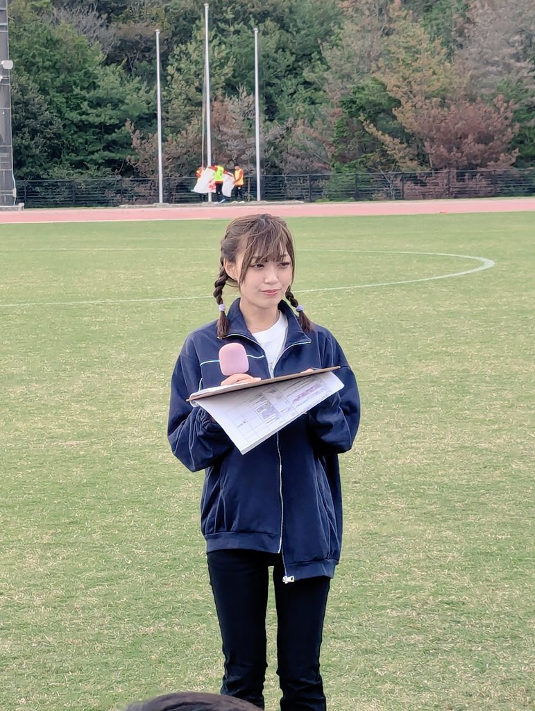 hiroswallow's tweet photo. #ディアヴォロッソ広島
#香萌萌　の3人
試合前、ハーフタイム、
試合後のファン感謝祭のサポート
今日、風が吹いて途中から
寒かったけど頑張ってくれました🥰
おかげで楽しかったです。
#GIVE_ME
今日は皆で一緒にする
振りを入れてもらった😃
本当いい曲です💯 https://t.co/6NuQUMRQbG
