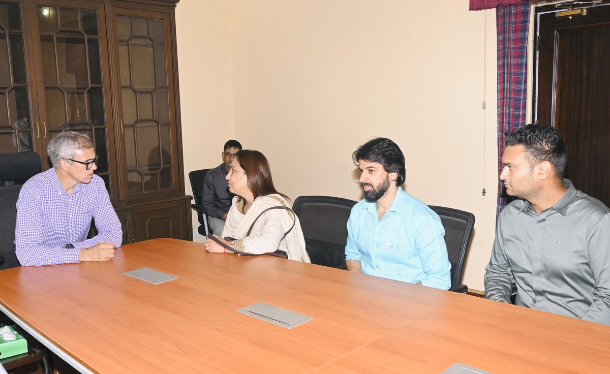 JAKFAS_'s tweet photo. A delegation of JAKFAS, led by President Rashim Deepika, had the honour of meeting Hon'ble CM Jb. @OmarAbdullah. During the meeting, the President briefed the CM on various challenges &amp; concerns faced by the Accounts Cadre, highlighting key issues requiring immediate attention. https://t.co/9KNyPz58EC