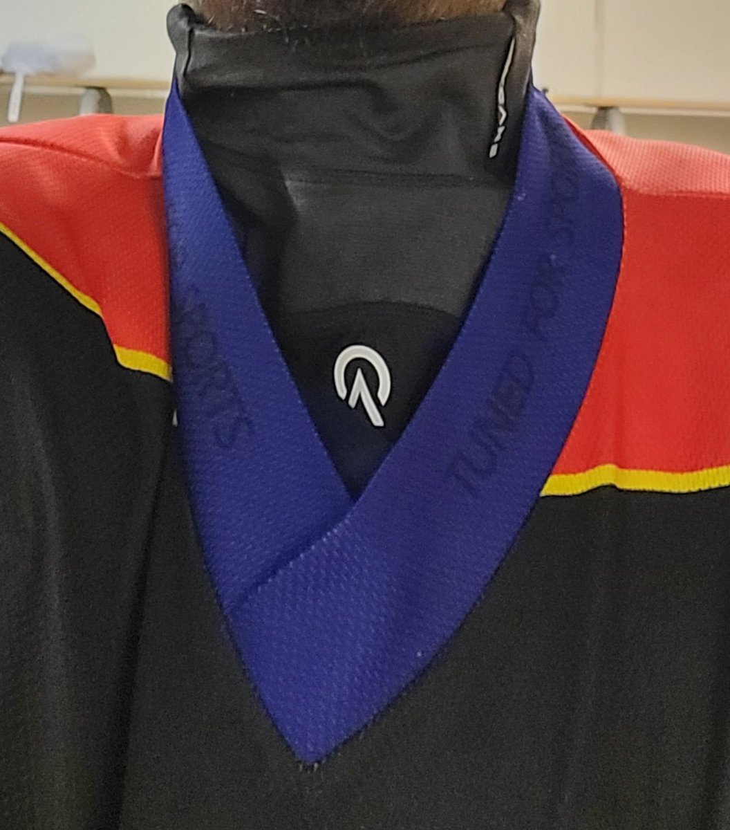 WizardsZH's tweet photo. Wie in der gesamten Hickey-Schweiz gilt auch in der #FunHockeyLeague das Halsschutz obligatorium und die @WizardsZH haben sich mit dem sehr guten Produkt von @AycaneCircle ausgestattet. Dank der unkomplizierten und schneller Abwicklung stand dem Saisonstart nicht mehr im Weg... https://t.co/opP3paM6bo