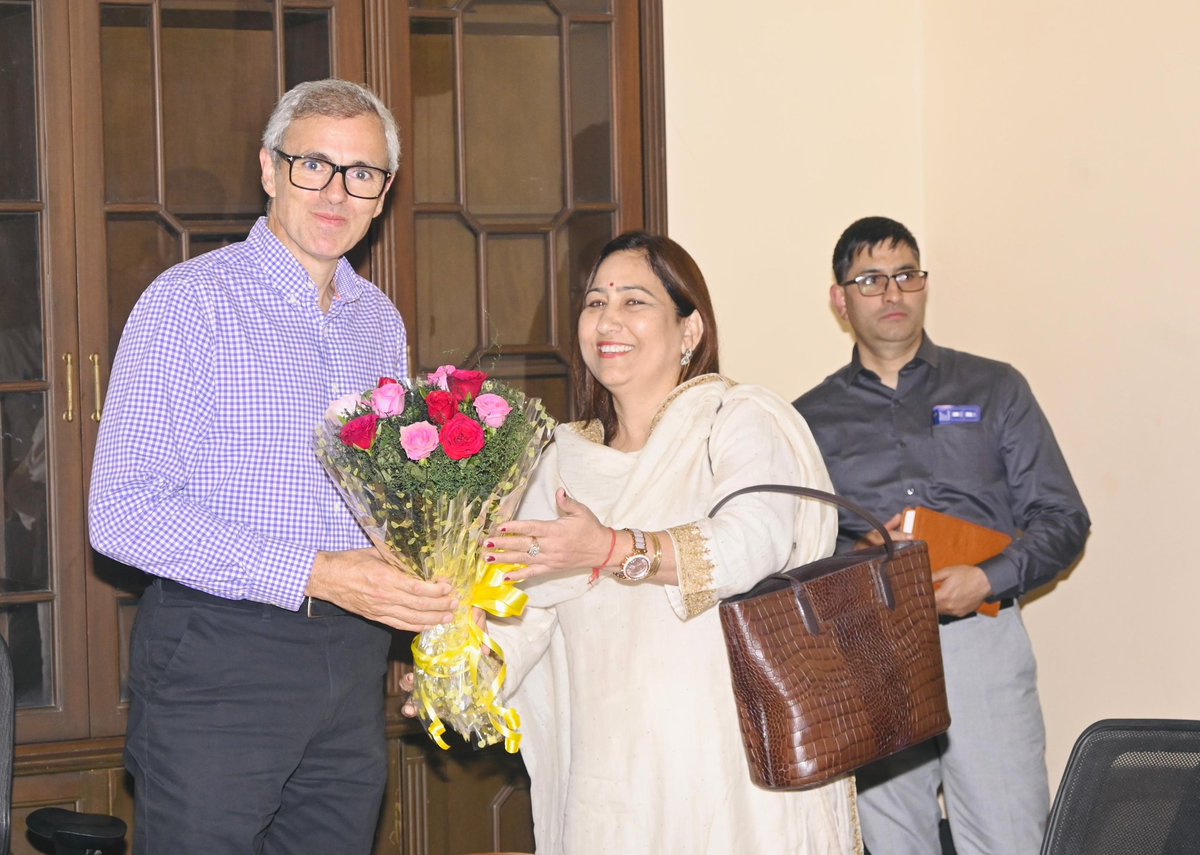 JAKFAS_'s tweet photo. A delegation of JAKFAS, led by President Rashim Deepika, had the honour of meeting Hon'ble CM Jb. @OmarAbdullah. During the meeting, the President briefed the CM on various challenges &amp; concerns faced by the Accounts Cadre, highlighting key issues requiring immediate attention. https://t.co/9KNyPz58EC