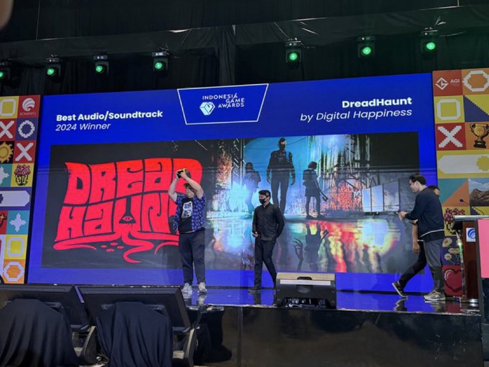 Setelah kemalingan dua tahun lalu, hampir tak ada lagi semangat untuk kembali menyentuh musik. Namun, perlahan-lahan, kepingan-kepingan itu mulai tersusun kembali. Seminggu terakhir ini, tiga kabar baik datang berturut-turut.

Yes to more music!