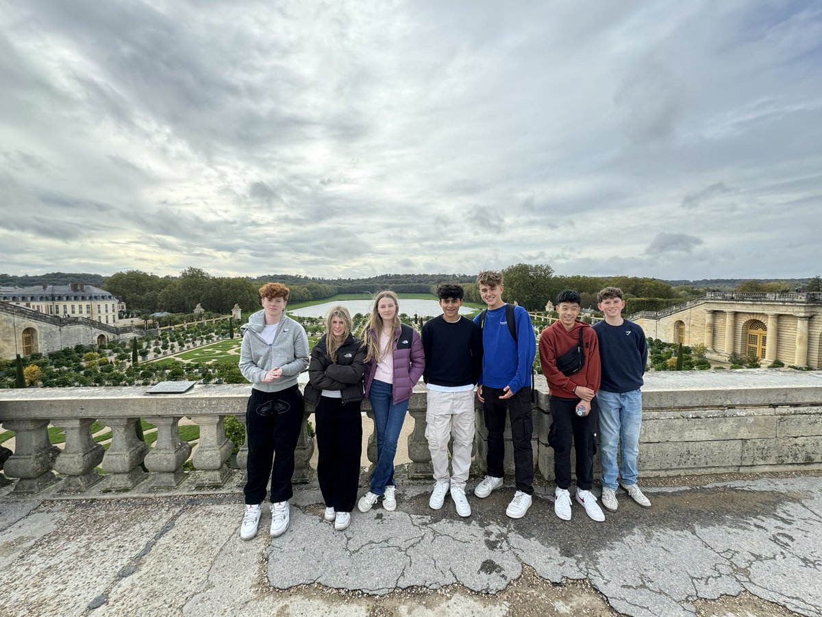 Montmartre… on arrive!
After a lovely visit of the Château de Versailles and its gardens, we are on our way to Montmartre.