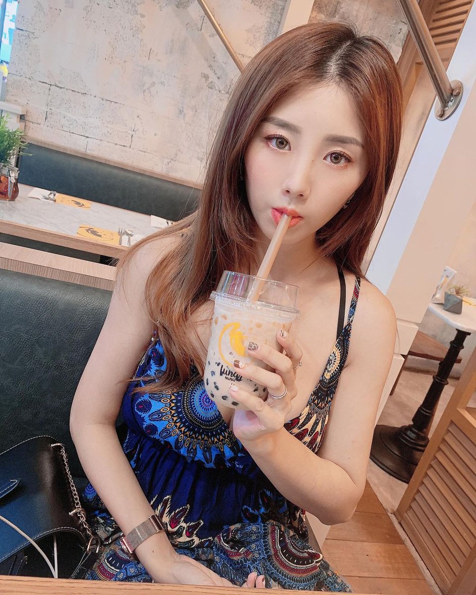 明日、ミルクティーを飲みに行く紳士はいませんか?