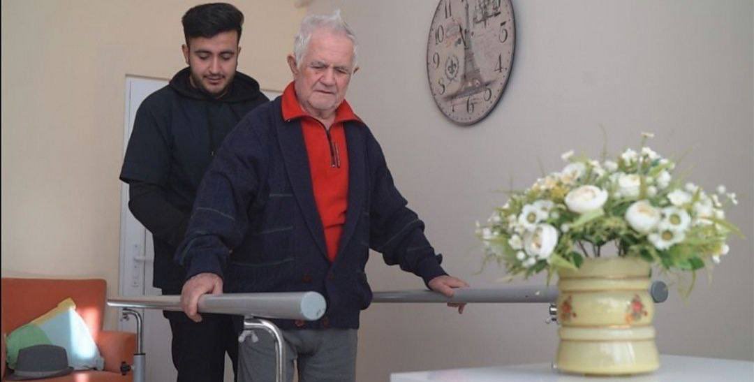 1966 yılında kurulan ilk yaşlı bakım merkezi ile birlikte ülkemizde yaşlılarımızın bakımı ve ihtiyaçları gün ve gün artmıştır.
Hastanelerde ,Huzurevlerinde ve Rehabilitasyon merkezlerinde Yaşlı Bakım Teknikeri istihdamının artırılması elzem bir durum haline gelmiştir.

Sayın